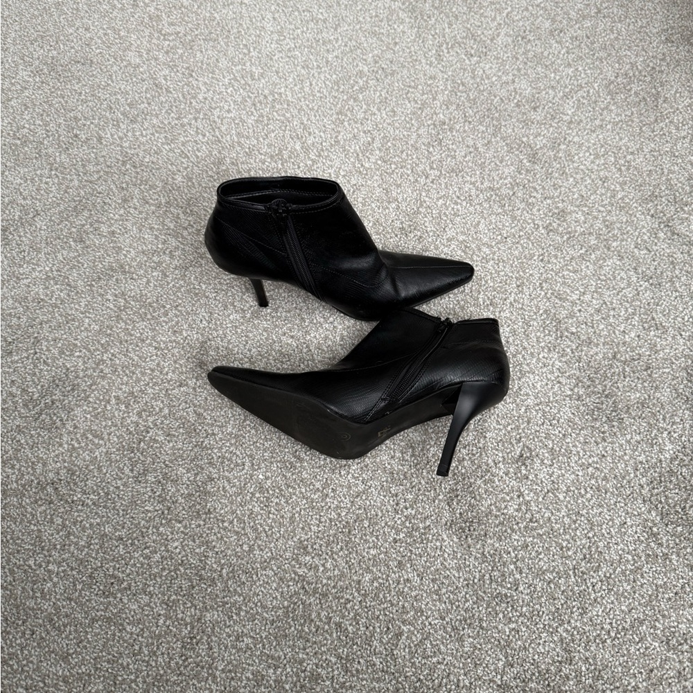 Metro 7 Black Heeled Ankle Boots